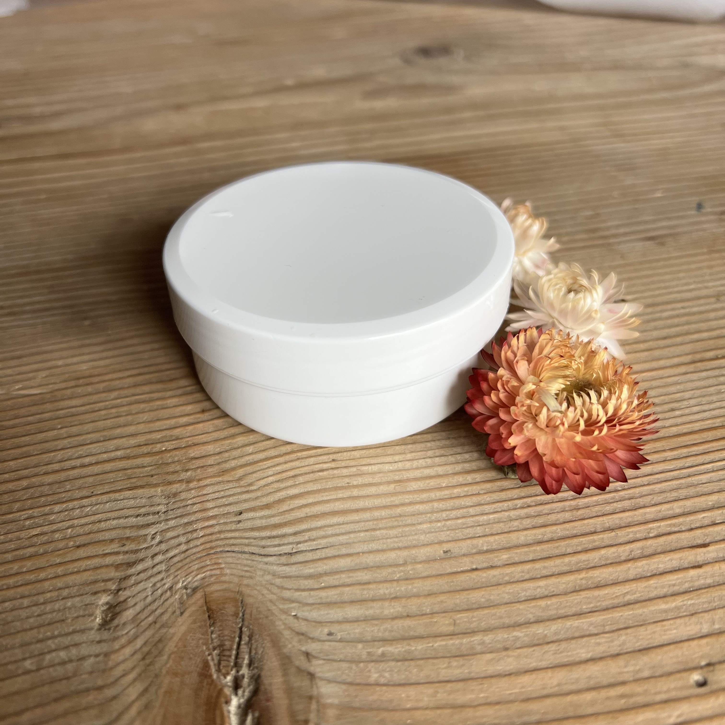 Boîte en plastique blanche avec couvercle, 100/125 ml