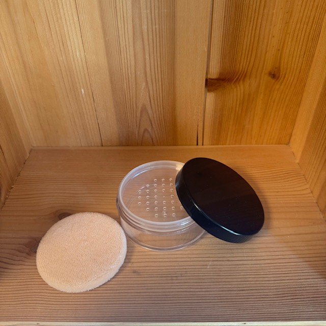 Poudrier en plastique avec sa houpette 40ml