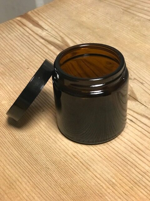 Pommadier en verre ambré 120 ml, avec couvercle noir