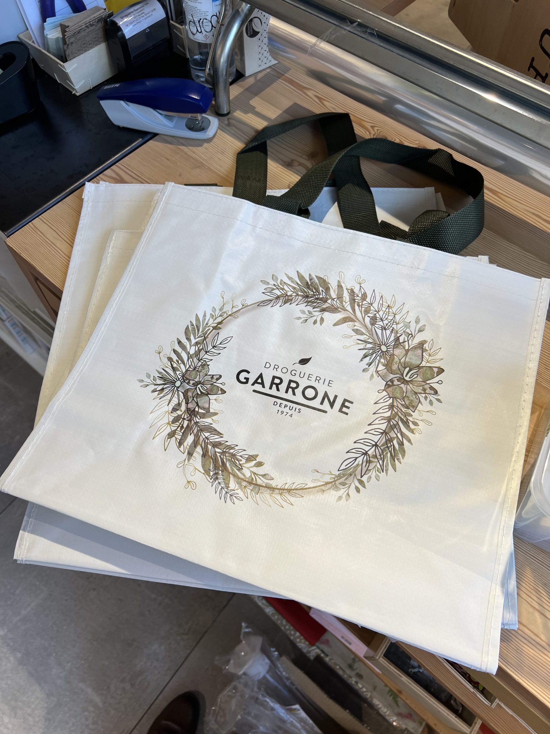 Le Sac en Matière recyclée Droguerie Garrone par Lilie Design